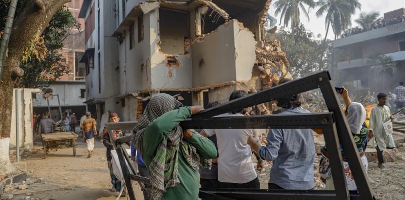 ধানমন্ডি ৩২: ভাইঙাইতো ফেলতেছে, আমরা কিছু নিয়া যাই